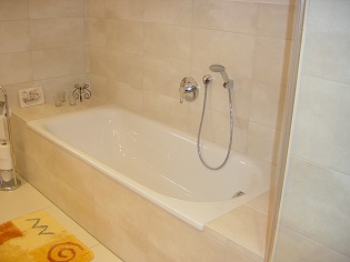 Badsanierung - Badewanne nach Fertigstellung Badsanierung - Badewanne nach Fertigstellung